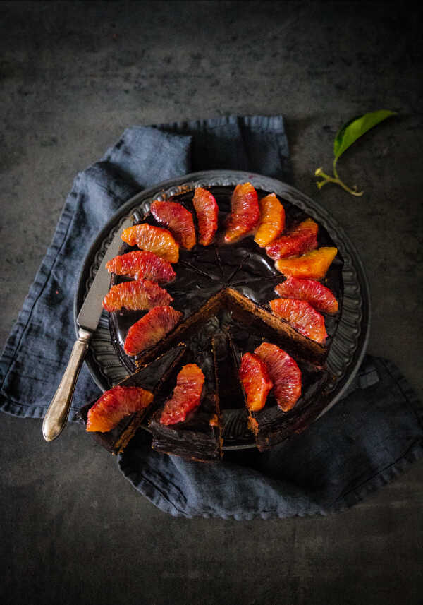 Tort czekoladowy z marmoladą z czerwonych pomarańczy