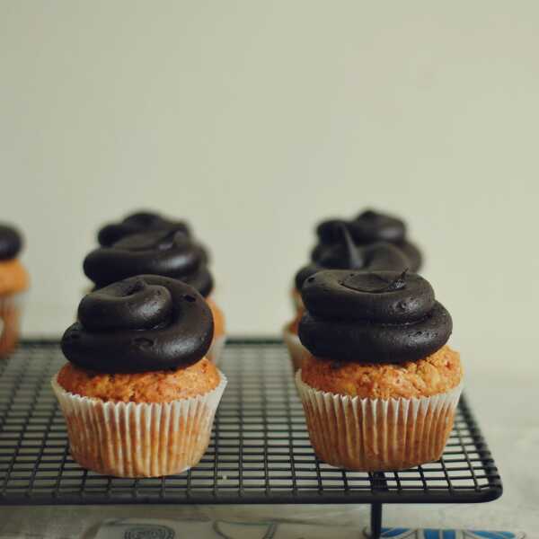 Bananowe cupcakes z czekoladowym kremem – wegańskie od góry do dołu