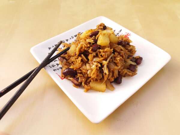 Smażony ryż z fasolą i ananasem