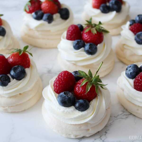 Mini pavlova z kremem i owocami