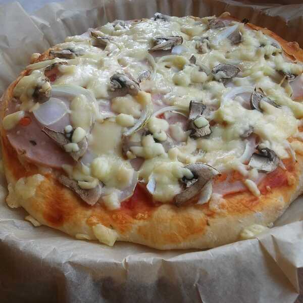 Domowa pizza na średnim cieście