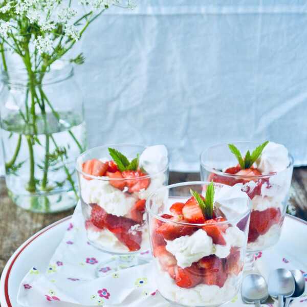 Eton Mess - deser z bita smietana, truskawkami i bezami.