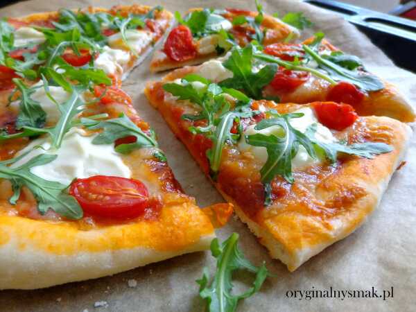 Pizza z rukolą, pomidorkami, mozzarellą i mascarpone