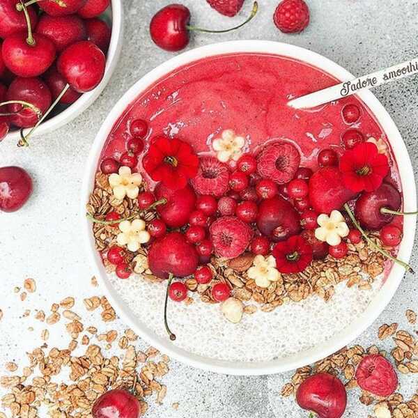 Czereśnie + maliny + banan + jogurt + syrop klonowy + pudding chia