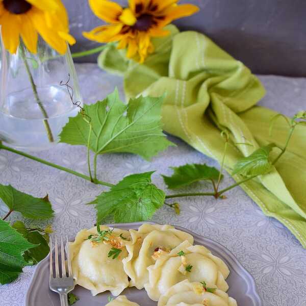 Maślankowe pierogi z bobem i salami