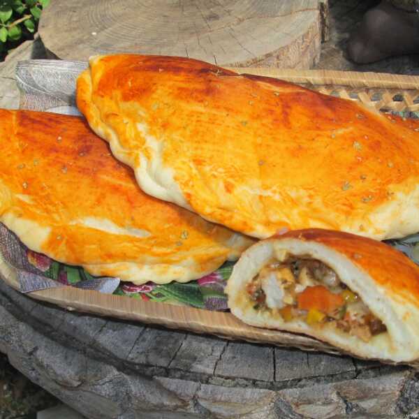 Pizza calzone z pysznym farszem