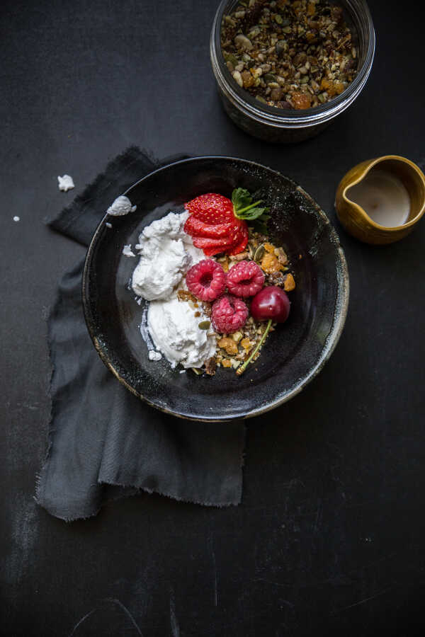 Domowa granola & śniadanie z jogurtem i owocami