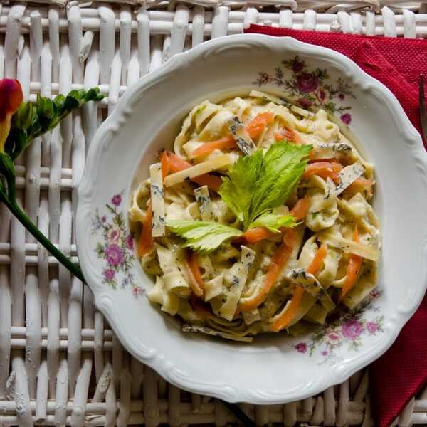 Makaron tagiatelle w sosie porowo- śmietanowym z łososiem