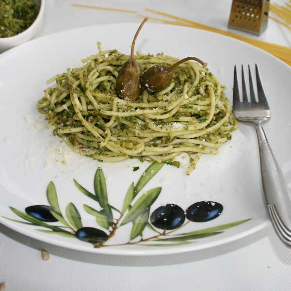 Spaghetti w pesto z rukoli z chrupiącym prażonym słonecznikiem