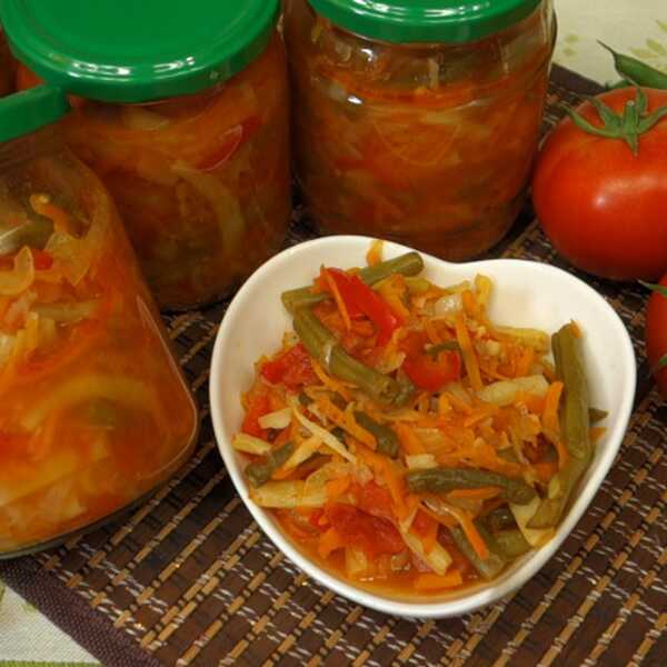 Pyszna fasolka szparagowa z warzywami w pomidorach na zimę do słoików 