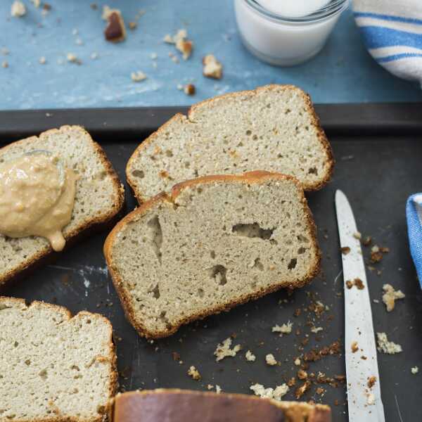 Chlebek bananowy z masłem orzechowym 