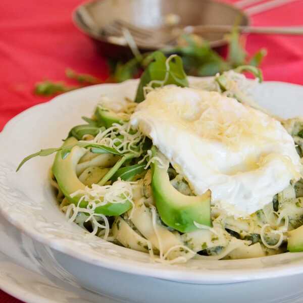 Pappardelle w sosie z rukoli podane z sadzonym jajkiem i awokado