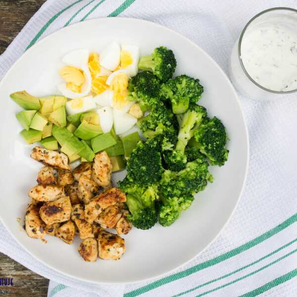 Sałatka brokułowa z kurczakiem ( LOW CARB ). / Broccoli salad with chicken ( LOW CARB )