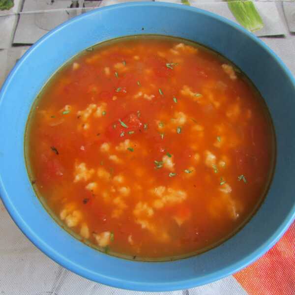 Letnia zupa pomidorowa z zacierkami