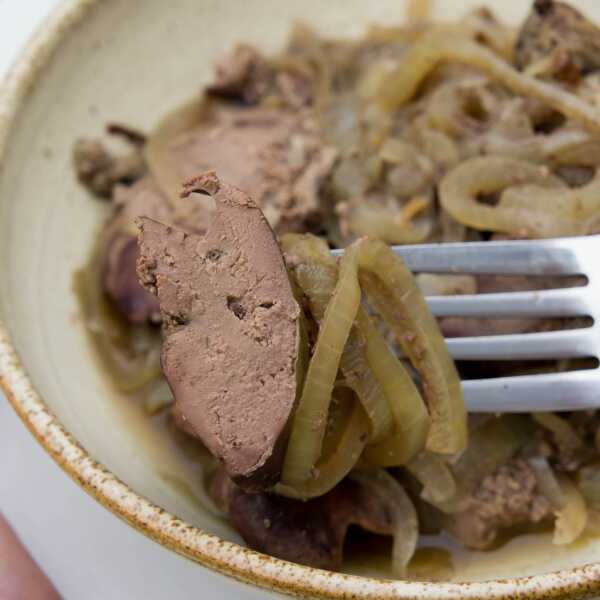 Wątróbka drobiowa pieczona z cebulą. / Chicken livers baked with onion.