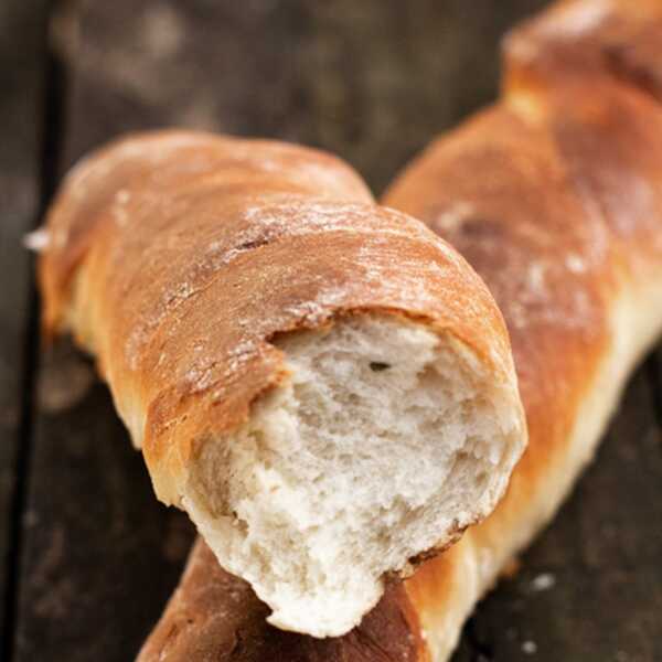 Mąka i drożdże. Masło i mleko. Rustykalne bagietki. Mój komfort food.