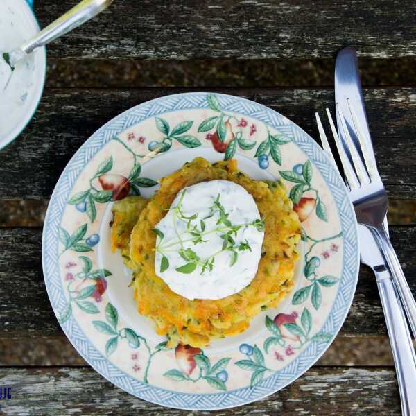 Placki z cukinii i marchewki z ziołami. / Zucchini and carrtot patties with herbs. 