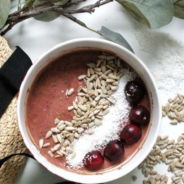 Czereśniowe smoothie bowl 