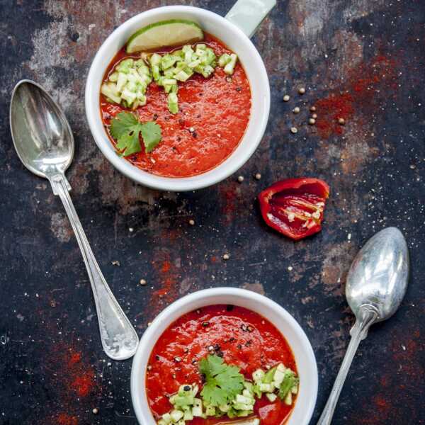 Gazpacho z pieczonych warzyw z limonką i awokado