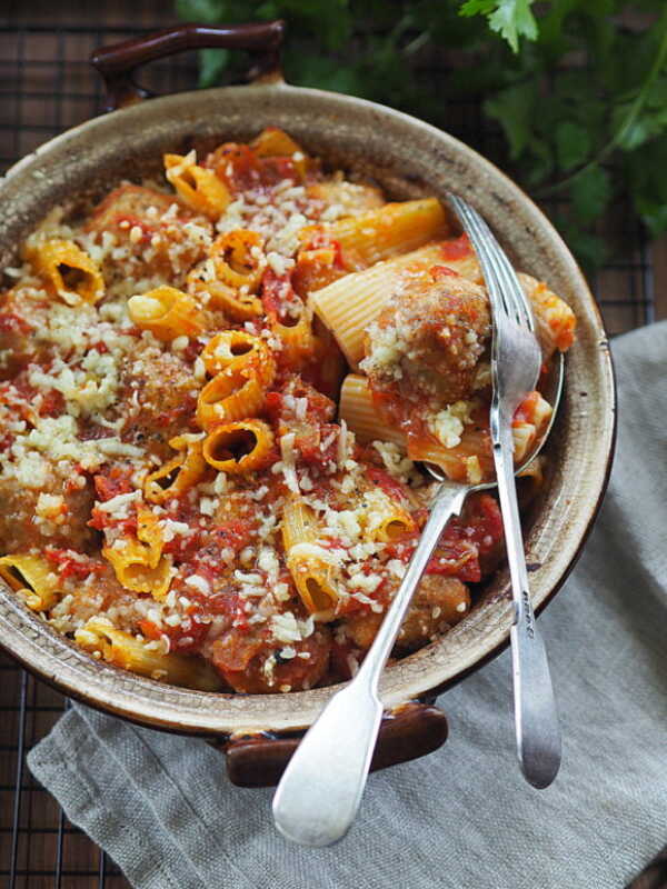 Rigatoni z klopsami, pomidorowym sosem i mozzarellą. Lipcowa obfitość…