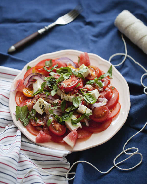 Sałatka z arbuzem i pomidorami