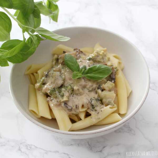 Makaron penne w kremowym sosie pieczarkowo-brokułowym