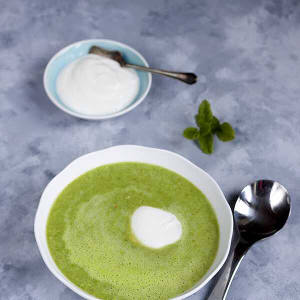 Letnia zupa z zielonego groszku z chrzanową śmietanką
