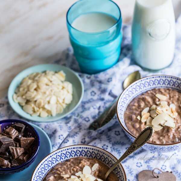 Czekoladowy ryż na mleku z posiekaną czekoladą i płatkami migdałów 