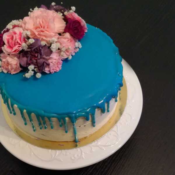 Tort drip cake z kwiatami