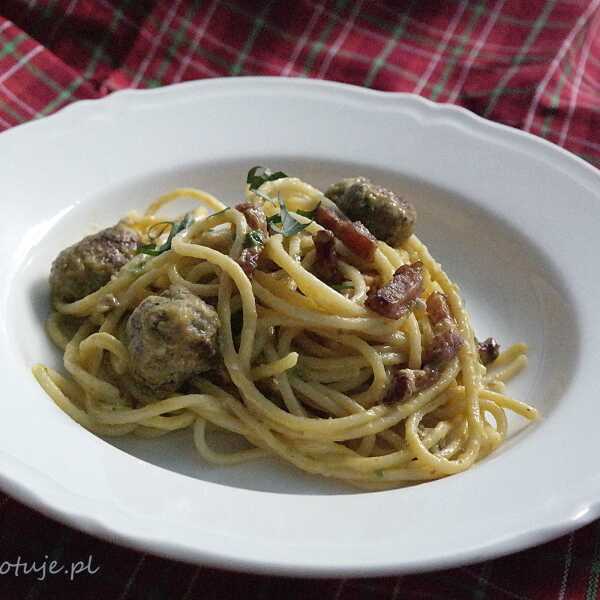 Włoskie klasyki: Spaghetti carbonara z białą kiełbasą