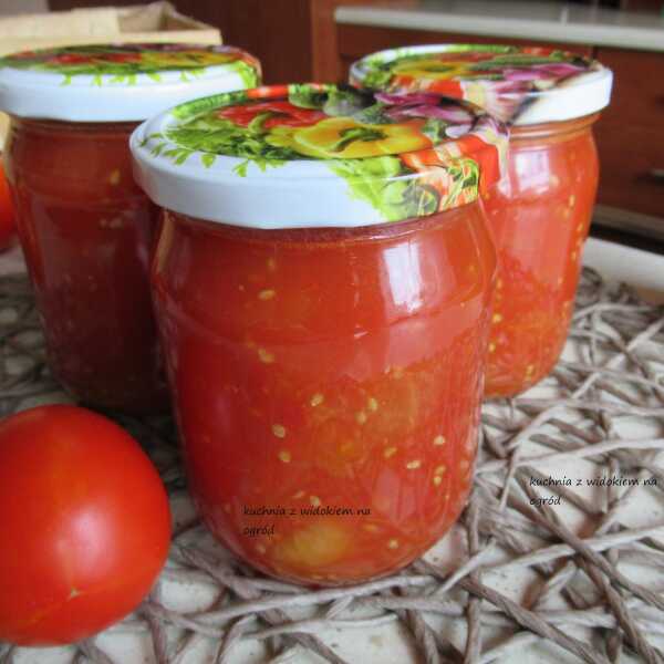 Pomidory krojone na zimę. Domowe przetwory.