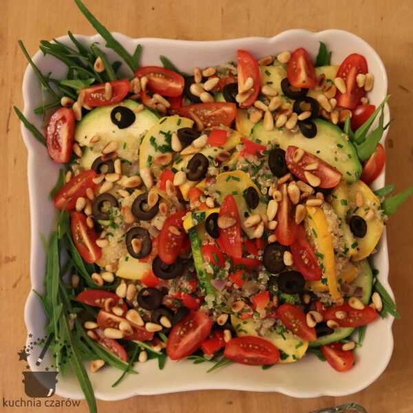 Sałatka z kaszą quinoa, grillowanymi warzywami i dressingiem pietruszkowym