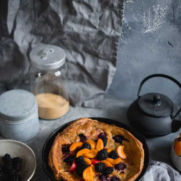 CYNAMONOWY DUTCH BABY Z MORELAMI I JEŻYNAMI.