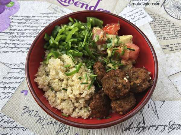 Buddha bowl z komosą ryżową i falafelami