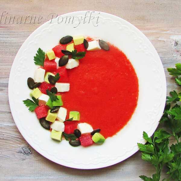 Arbuzowo - pomidorowe gazpacho z mozzarellą i awokado