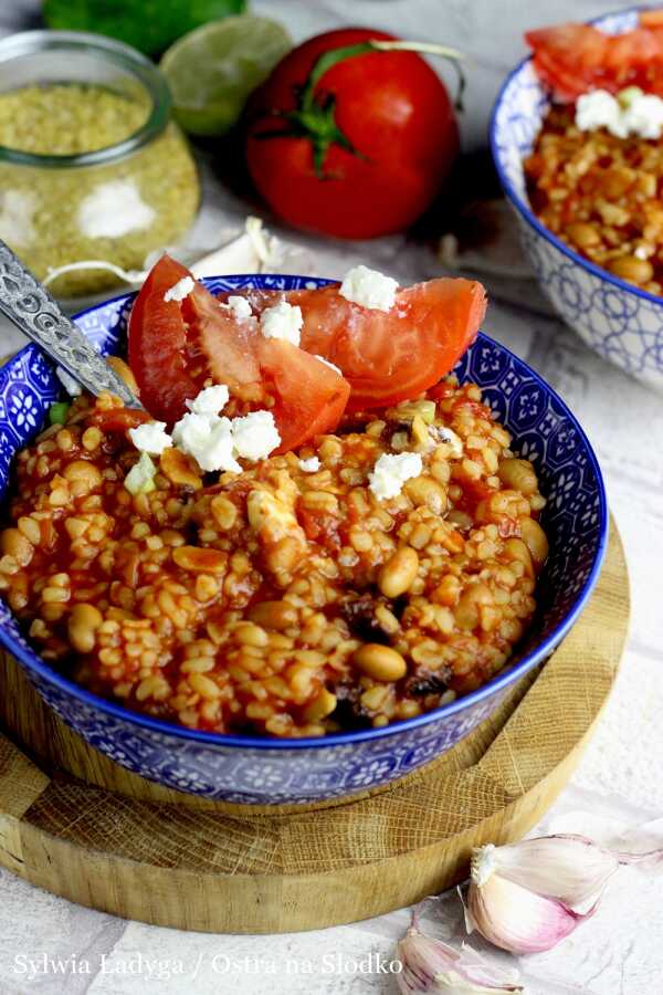 KASZA BULGUR Z KURCZAKIEM W SOSIE POMIDOROWYM