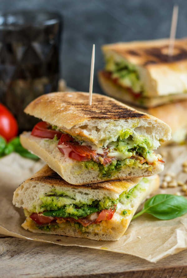 Włoskie panini z pesto, mozzarellą i pomidorami