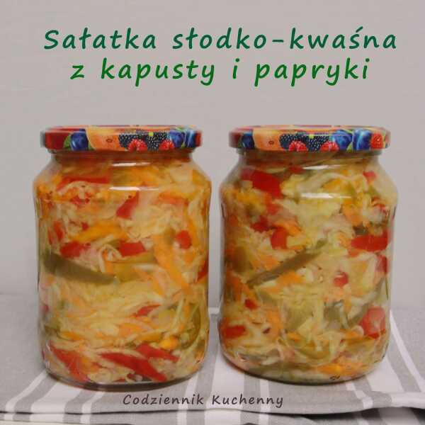 Sałatka słodko-kwaśna z kapusty i papryki.