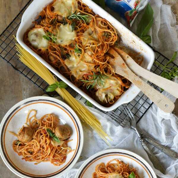 Spaghetti zapiekane z klopsikami i mozzarellą