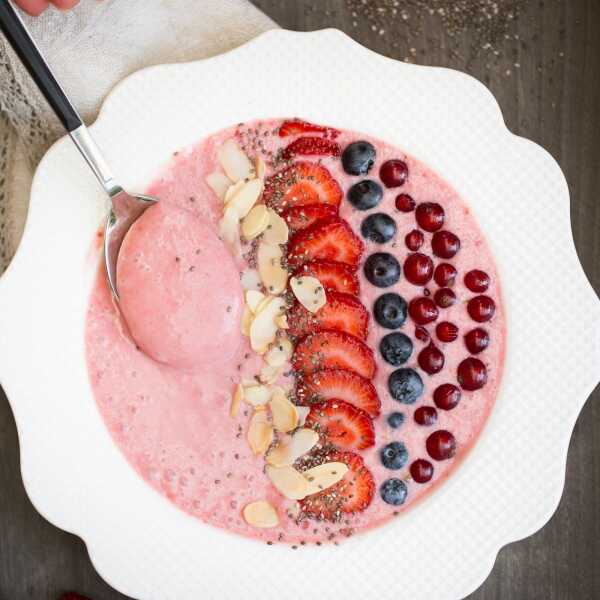 TRUSKAWKOWE SMOOTHIE BOWL