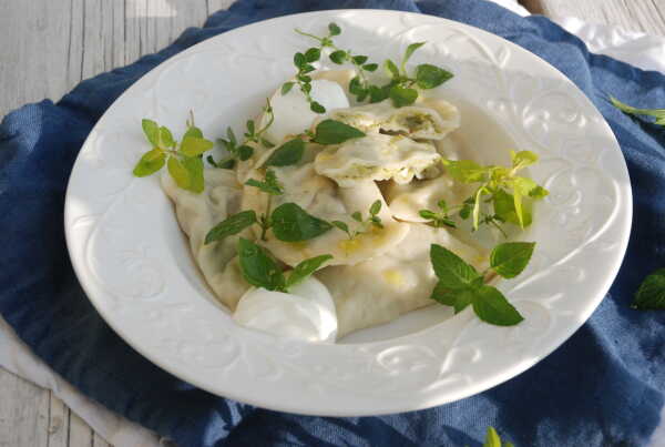 Pierogi z bobem i serem feta podane ze świeżą miętą