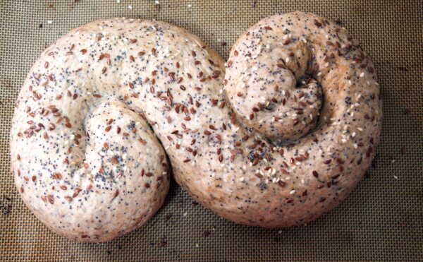 Chleb pszenny z mąką pełnoziarnistą na drożdżach z nasionami