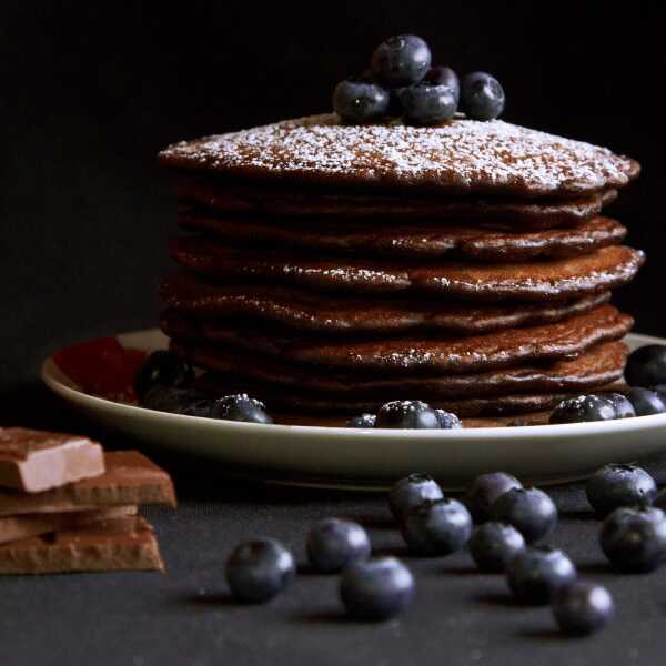 Czekoladowe pancakes z borówkami