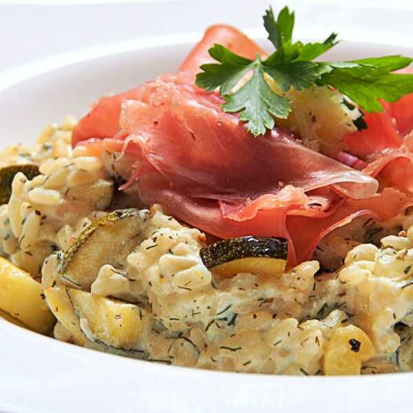 Koperkowe risotto z ricottą, cukinią i prosciutto