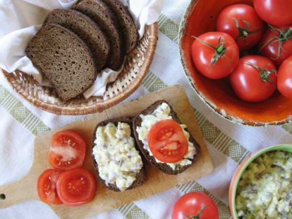 Do chleba: obazda po bawarsku i ziołowa pasta z tofu