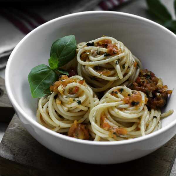 Pomidory, czosnek i bazylia. Spaghetti napolitana.