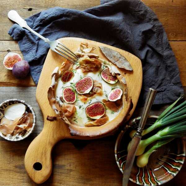 Mozzarella zapiekana z figami i szynką parmeńską w cieście makaronowym (bez glutenu)