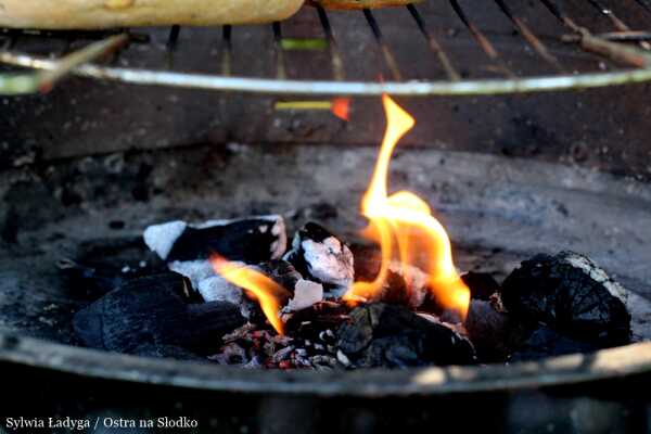 BURGERY Z GRILLOWANYM SEREM HALLOUMI I SALSĄ WARZYWNĄ