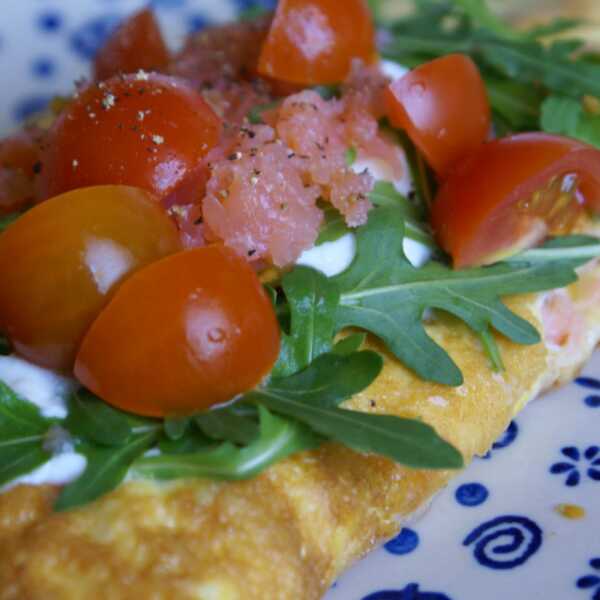 Wiosenny omlet z łososiem, rukolą i pomidorkami
