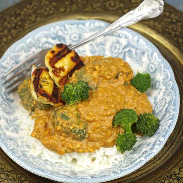 Curry z brokułem i serem halloumi